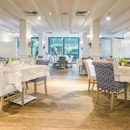 Western Olives - Free Pool & Parking