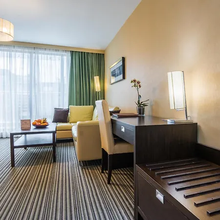 Western Olives - Free Pool & Parking