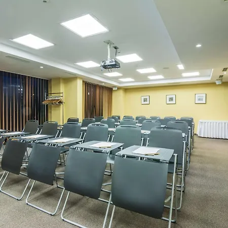 Szálloda Western Olives - Free Pool & Parking 4*