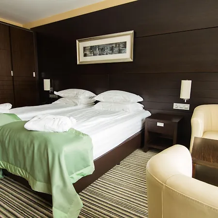 ホテル Western Olives - Free Pool & Parking 4*