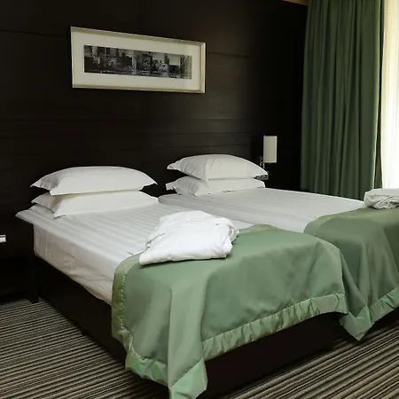 Hotel Western Olives - Free Pool & Parking