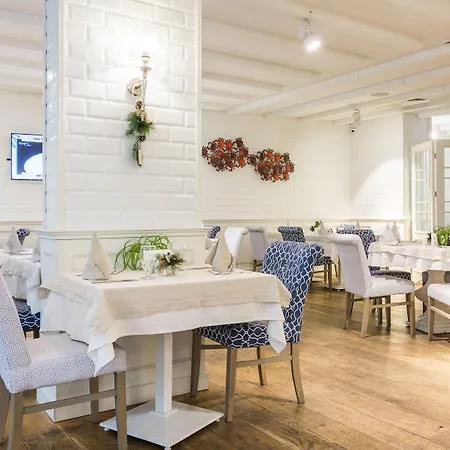 Western Olives - Free Pool & Parking