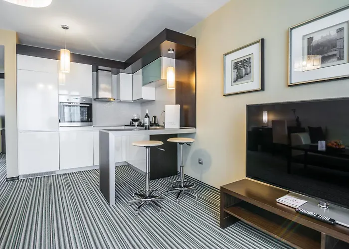 Western Olives - Free Pool & Parking