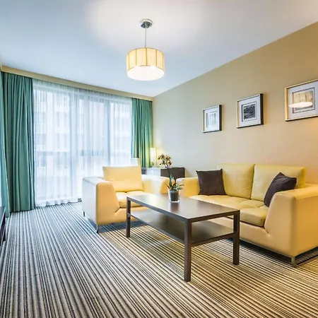 Хотел Western Olives - Free Pool & Parking 4*