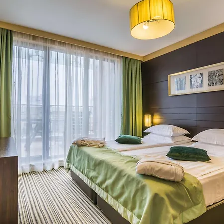 Хотел Western Olives - Free Pool & Parking 4*