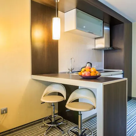 Хотел Western Olives - Free Pool & Parking 4*