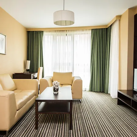 Хотел Western Olives - Free Pool & Parking