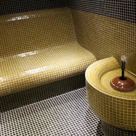 Хотел Western Olives - Free Pool & Parking