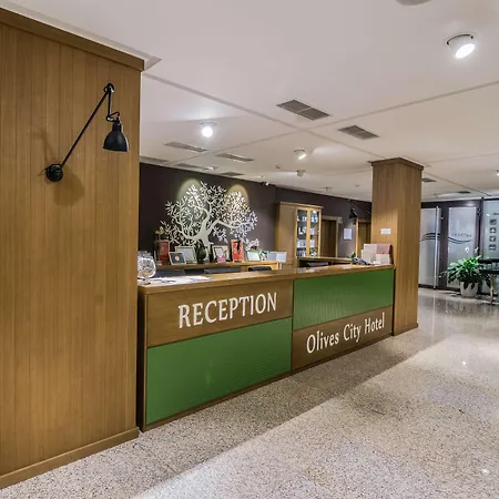 Хотел Western Olives - Free Pool & Parking 4*