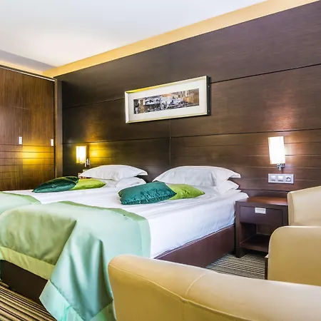 Хотел Western Olives - Free Pool & Parking
