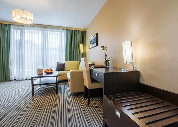 Western Olives - Free Pool & Parking