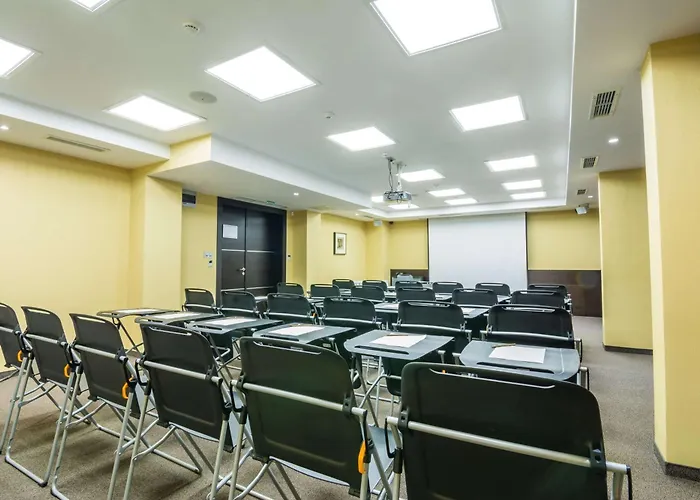 Western Olives - Free Pool & Parking