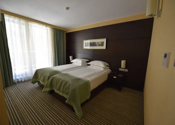 Hotel Western Olives - Free Pool & Parking