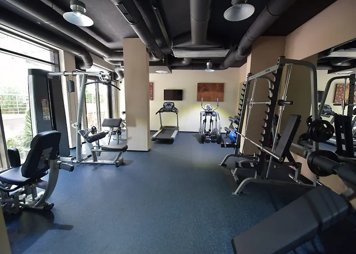 Western Olives - Free Pool & Parking