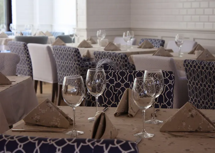 Western Olives - Free Pool & Parking