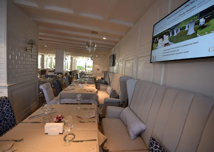 Western Olives - Free Pool & Parking