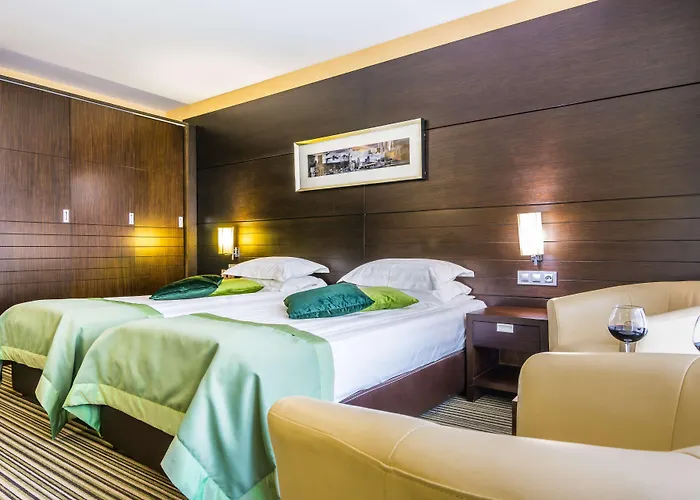 Hotel Western Olives - Free Pool & Parking