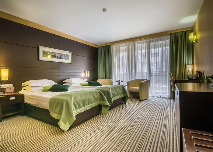 Western Olives - Free Pool & Parking