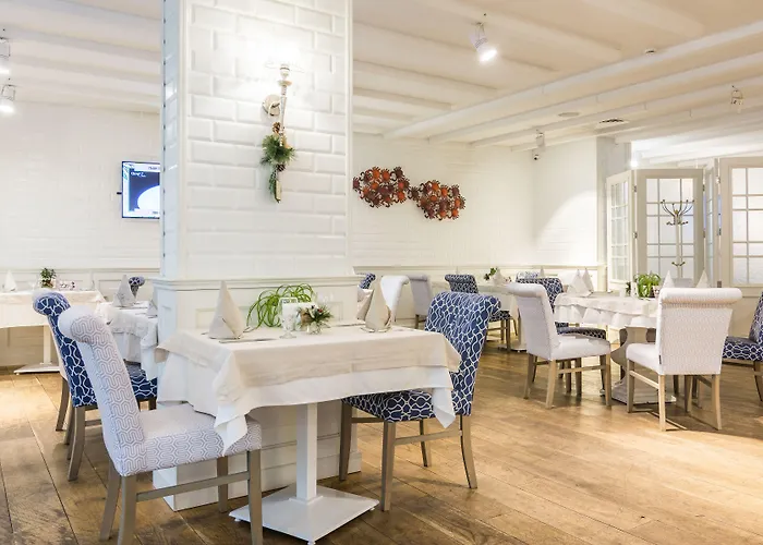 Western Olives - Free Pool & Parking